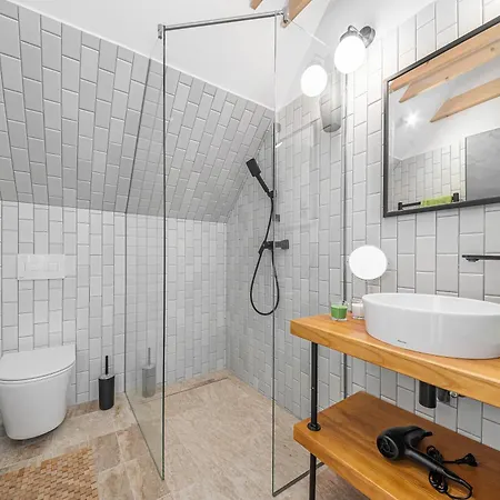 Gejzir Vendeghaz * 티하니